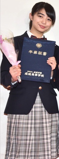 美人女子高生の泉川実穂さんと堀越高校の卒業証書.jpg