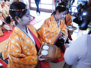 三人官女の美女が甘酒が振る舞う.jpg