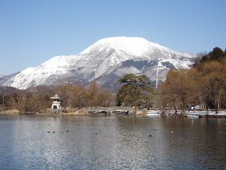 三島池と伊吹山.jpg
