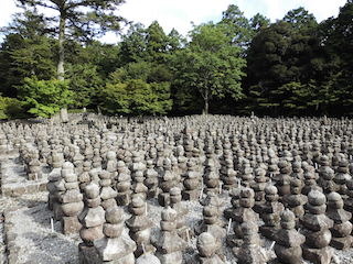 五輪塔と仏塔と地蔵菩薩.jpg