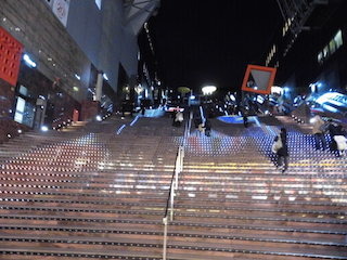 京都駅ビルの大階段グラフィカルイルミネーション.jpg