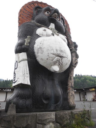 信楽焼きタヌキの巨大な像.jpg