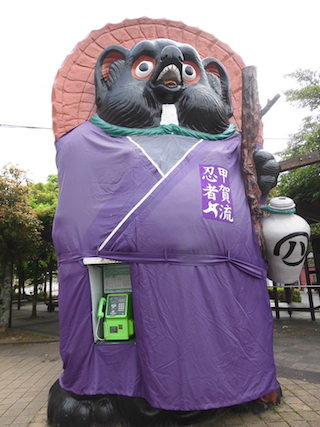 信楽高原鉄道の信楽駅前の信楽タヌキの巨大オブジェ.jpg