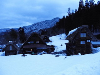 冬の雪と白川郷.jpg