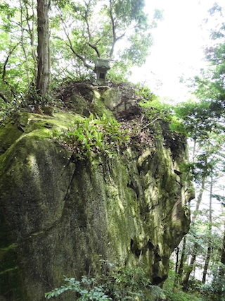 出迎不動の巨岩.jpg