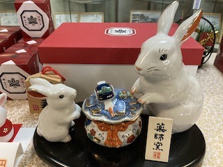 可愛いウサギの陶器の置物.jpeg