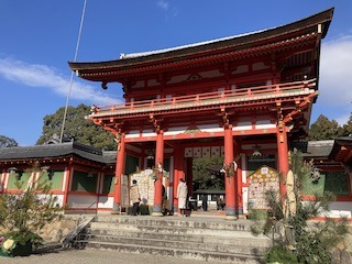 大鳥神社の朱塗りの鳥居.jpeg