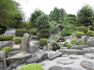 天台宗寺院の美しい庭園.jpg