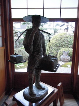 天秤棒を担いだ近江商人(江州商人).jpg
