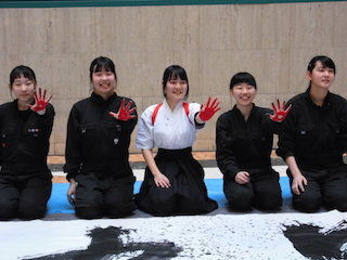 女子高生の書道ガールズ.jpg