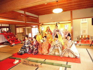 女性の人間ひな人形.jpg