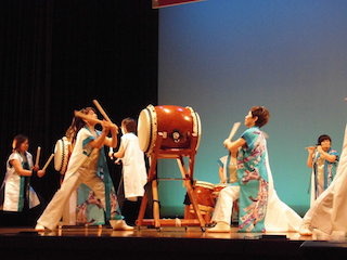 女性の和太鼓サークル.jpg
