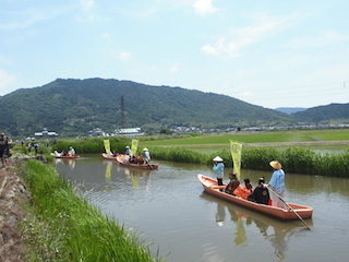 安土城の外堀跡の水路で和船と田園の風景.jpg