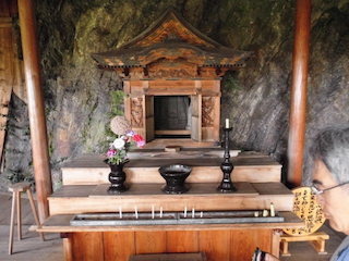 岩屋善光堂の仏像と岩石.jpg