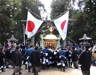 建部まつり御神輿の渡御と日の丸(日章旗).jpg