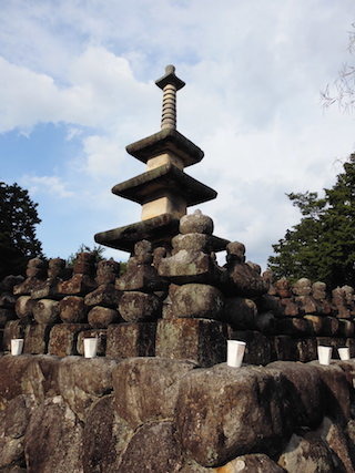 日本最古の三重石塔.jpg