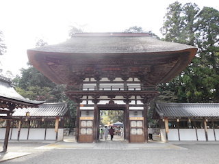 沙沙貴神社（佐佐木神社）の楼門.jpg