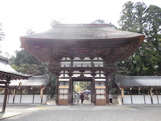 沙沙貴神社(佐佐木神社)の楼門.jpg