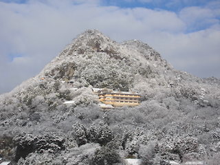 滋賀県のパワースポット太郎坊宮の冬景色.jpg