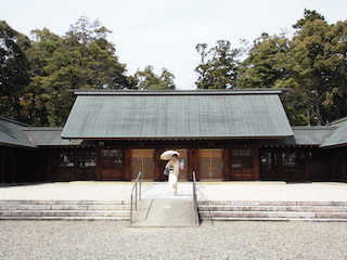 滋賀県護国神社の拝殿.jpg