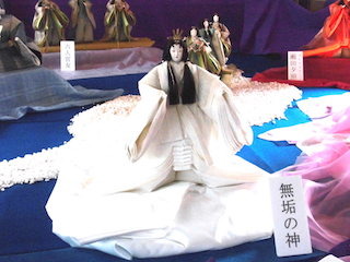 無垢の神は白無垢の十二単の立ち雛人形.jpg