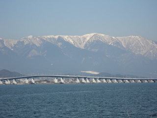 琵琶湖大橋と比良山地の雪景色.jpg
