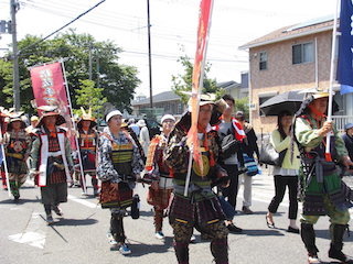 甲冑愛好会の松坂氏郷隊の武者行列.jpg