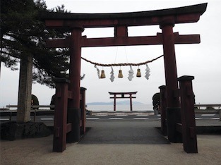 白髭神社の鳥居とびわ湖の風景.jpg