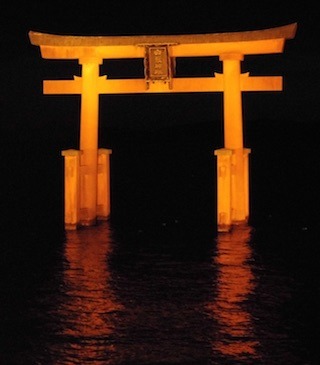 白鬚神社の琵琶湖に浮かぶ大鳥居ライトアップ.jpg