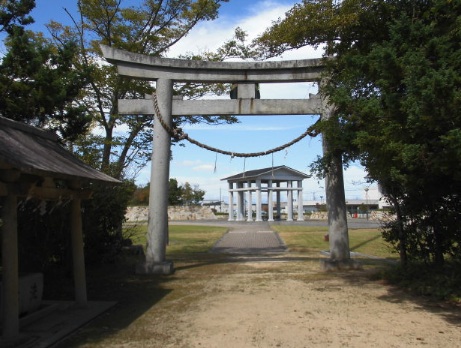 神社の鳥居と公園