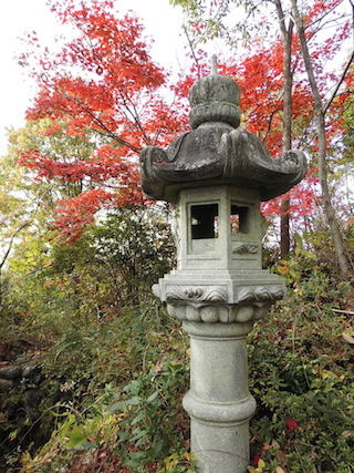 紅葉と石灯篭.jpg