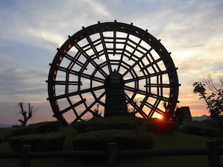 能登川水車と朝日(滋賀県東近江市).jpg