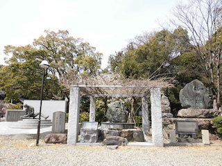 護国神社の拓魂碑と花塚.jpg