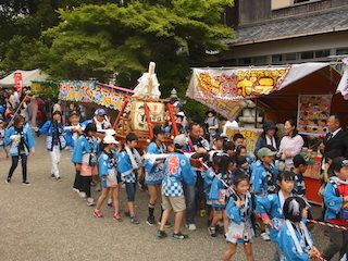 賀茂祭の子供神輿の渡御.jpg