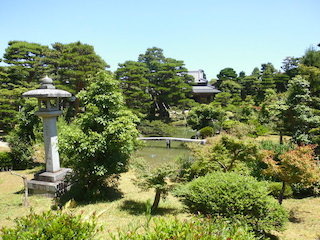 近江商人屋敷の藤井彦四郎邸の美しい庭園.jpg