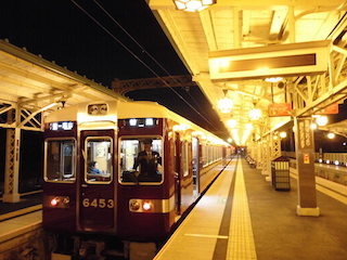 阪急嵐山駅と阪急電車.jpg