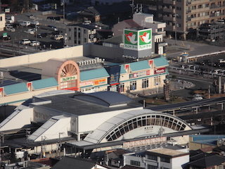 JR琵琶湖線の能登川駅前とフレンドマート平和堂.jpg